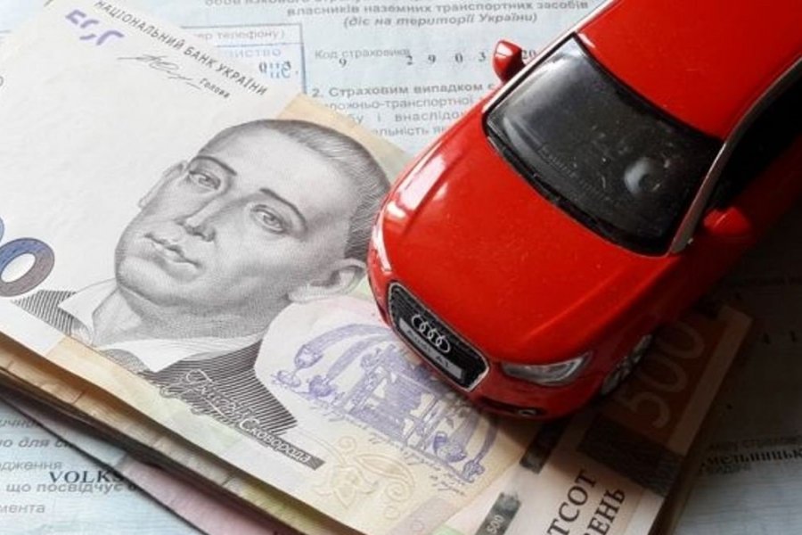 Украинцы начали тратить больше денег на страхование авто